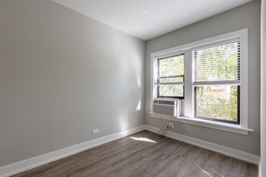 Building Photo - 705 W Brompton Ave