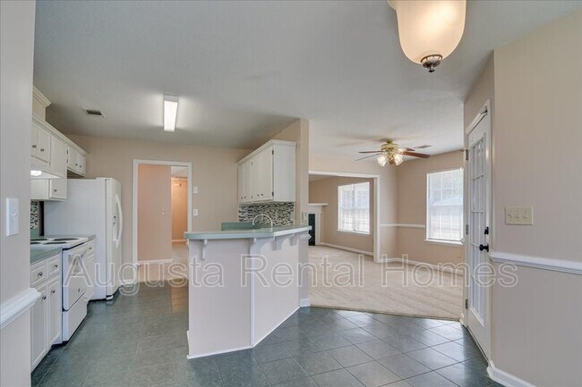 Building Photo - 207 Taylor Cir