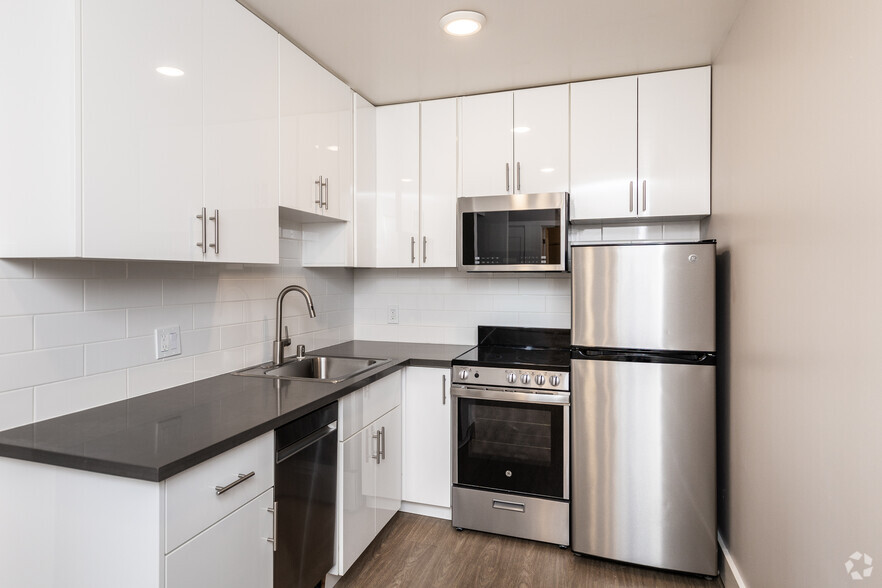 1BR, 1BA - 575SF - Kitchen - 3618 Alameda Apartments