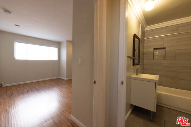 Building Photo - 947 Westmoreland Ave