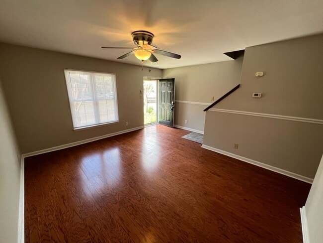 Building Photo - Adorable 2 Bed Townhome Convenient to Duke...