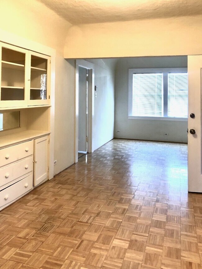 Building Photo - Cozy 2+bdrm/1 bath home w/a huge basement, washer/dryer, & off street pkg, space in the heart of ...