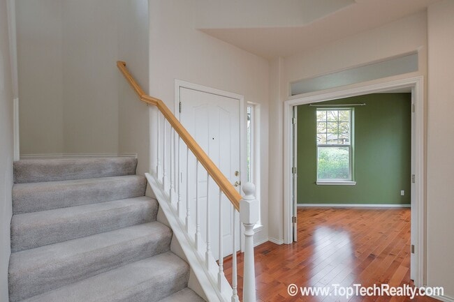 Building Photo - Lovely Traditional 2BD · 2.5BA + Office/De...