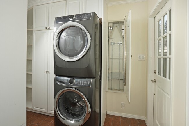 Building Photo - 605 Brightside Ln