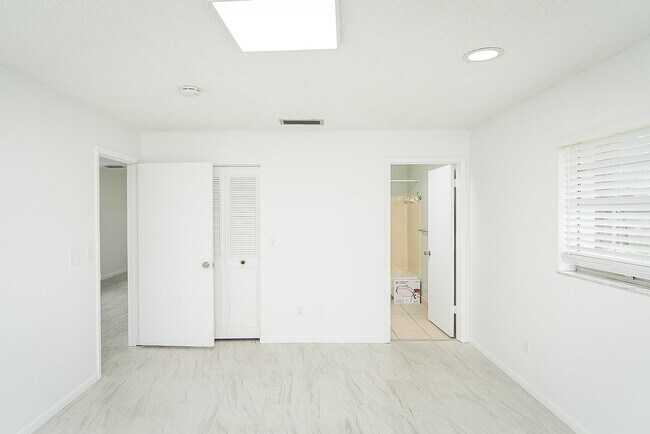 Building Photo - 494 Romano St