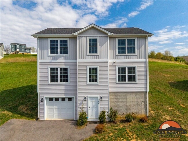 Building Photo - Spacious Three Level Home in Pembroke