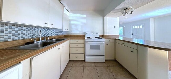 Building Photo - 1502 W Country Club Dr
