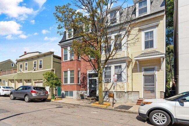 Building Photo - 166 Brooks St