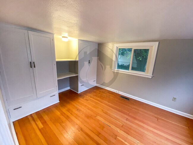 Building Photo - Cute Bungalow in NE Salem - Available Now