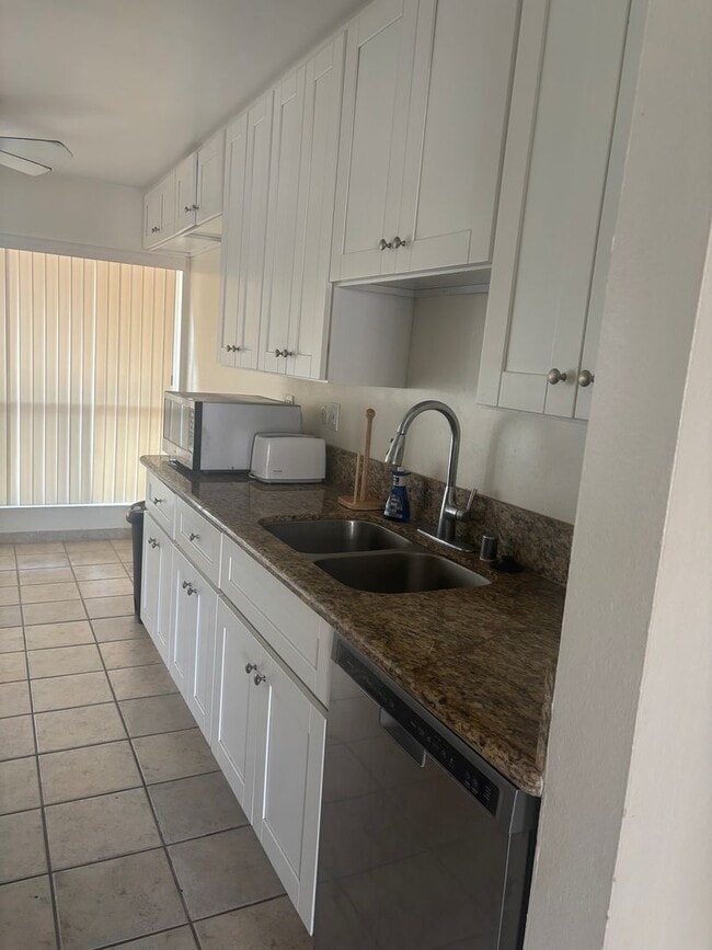 Building Photo - North PB 2 Bedroom 2 Bath Condo in Del Rey Complex For Lease