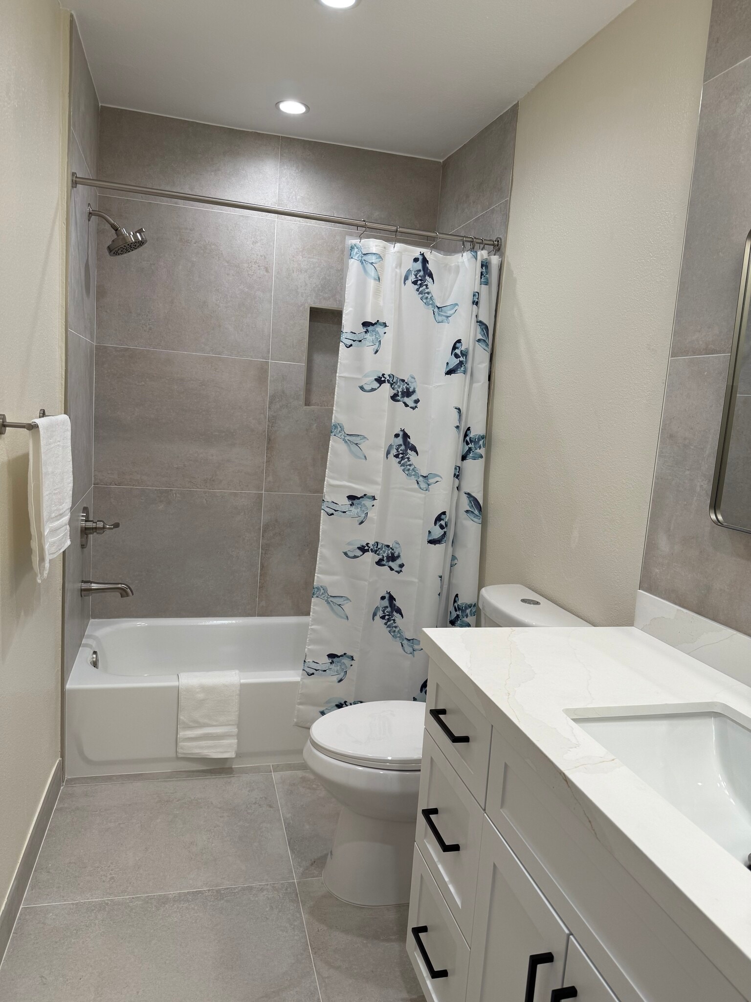 Brand new bath tab in second bathroom - 22271 Erwin St