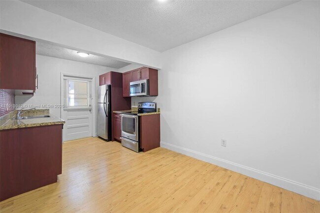 Building Photo - 415 NE 2nd St