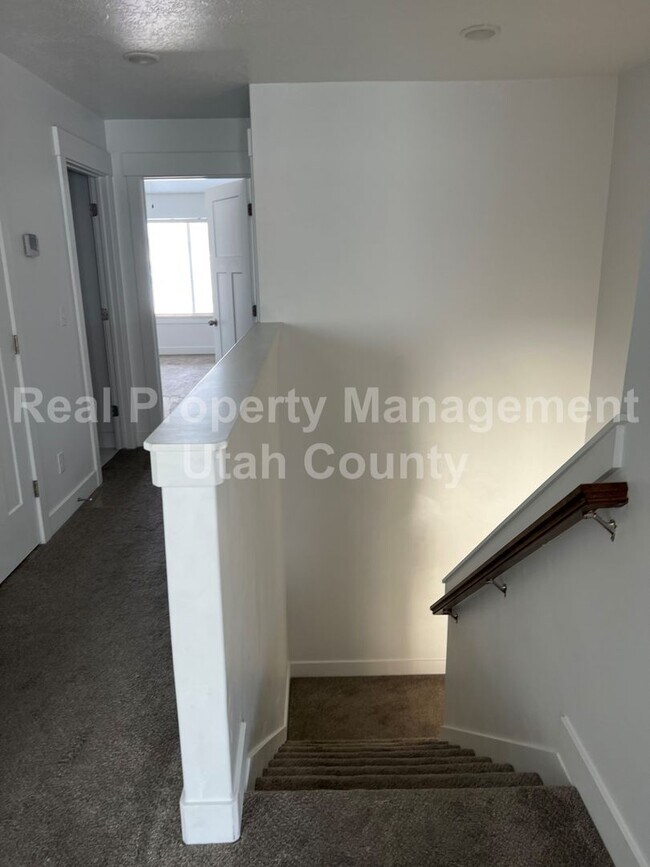 Building Photo - New Lower Price! Cute townhome in Highland
