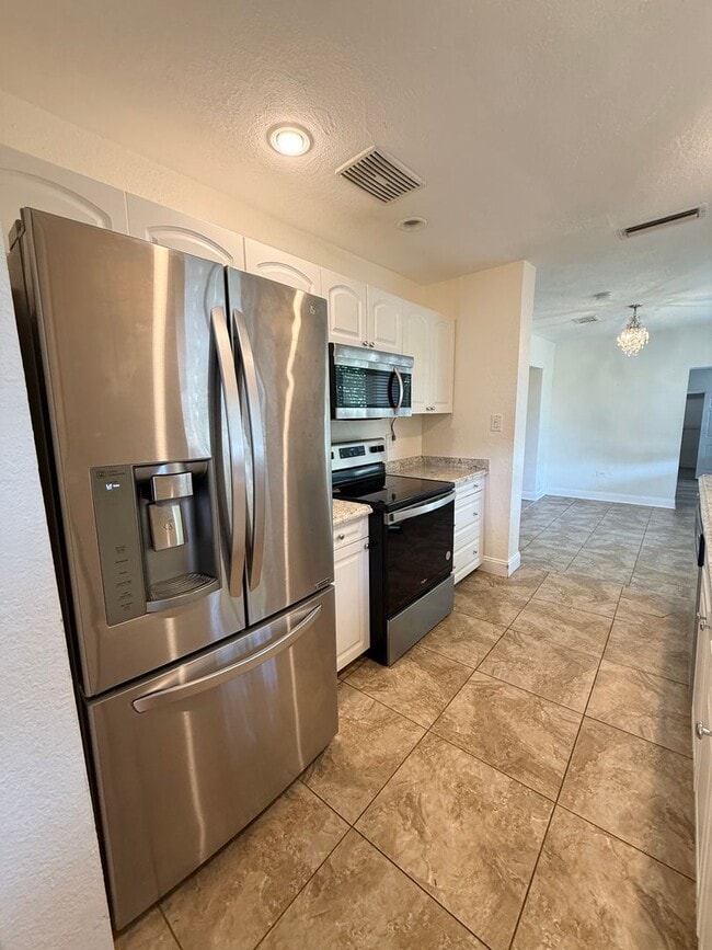Building Photo - Euclid/Woodlawn Roommate Dream 4/3 home