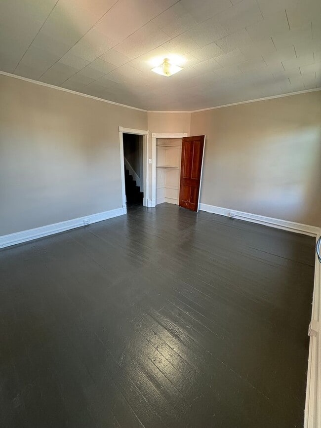 Building Photo - 556 Salem Ave