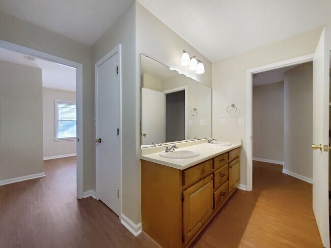 Building Photo - 5 Bedroom 3.5 Bath Brick home in Downtown Greenville !!!!