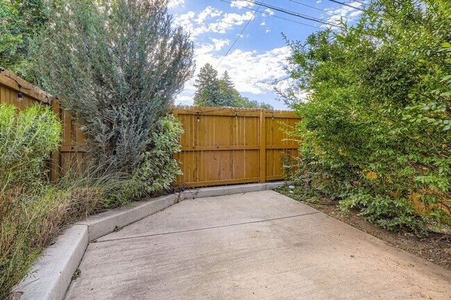 Building Photo - 4 Bed, 2 Bath Duplex in East Colfax – Brig...