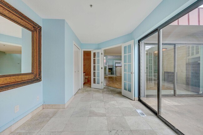 Building Photo - Beautiful downtown Penthouse. 1 bed/1 bath