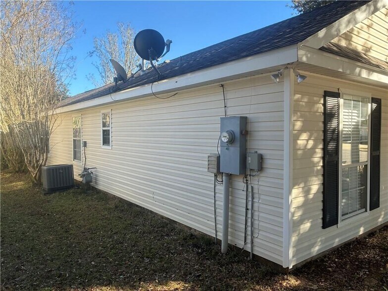 Building Photo - 611 Westchase Ct N