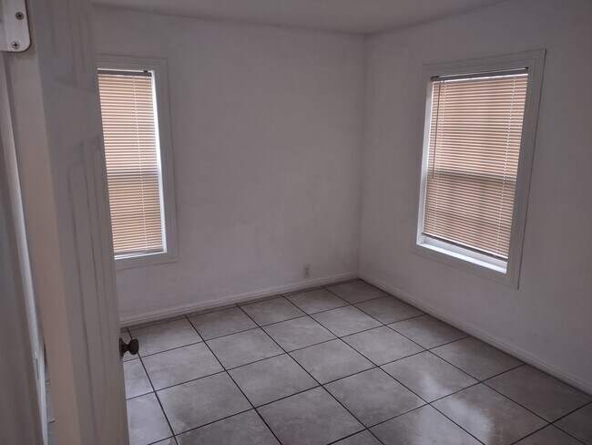 Building Photo - 2925 Wall Ave