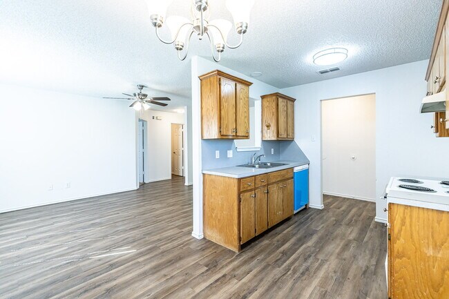 Building Photo - 2 Bedroom House w Large yard