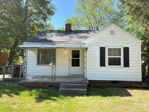 Building Photo - 2 Bedroom, 1 Bathroom House in High Point!