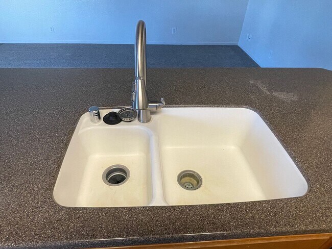 Building Photo - Chico 3 bed 2 bath Condo, Pool, Reserved Parking, upstair unit. newly refurbished