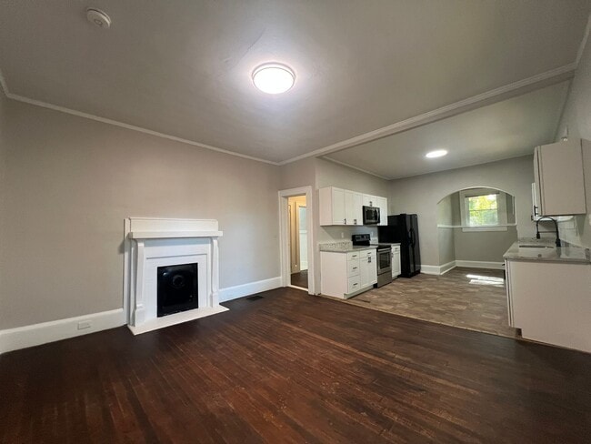 Building Photo - **MOVE-IN Special $500 off the 1st full month's rent with lease signed by 12/10/25**