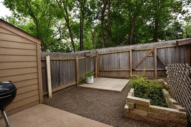 Building Photo - 11404 Walnut Ridge Dr