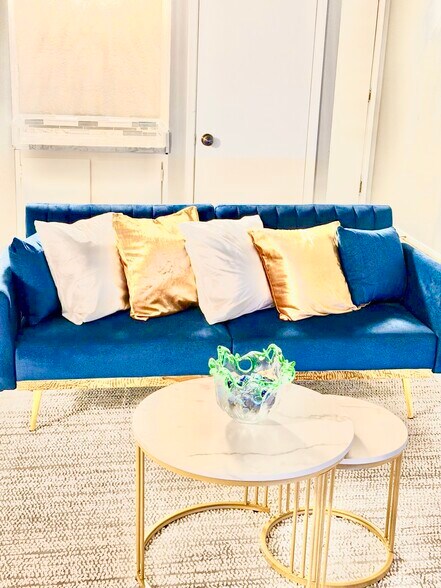 Furnished Living room - 1072 Maywood Ln