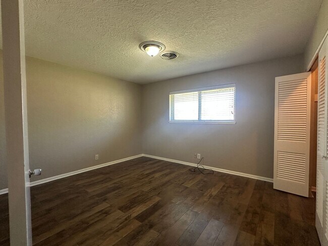 Building Photo - THREE BEDROOM TWO BATH HOUSE ON A CORNER LOT