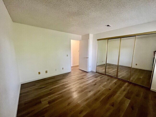 Building Photo - 1 bed 1 bath condo w/ in unit laundry