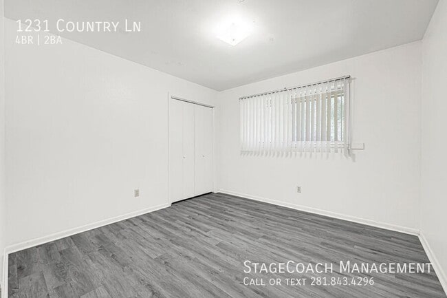 Building Photo - 1231 Country Ln