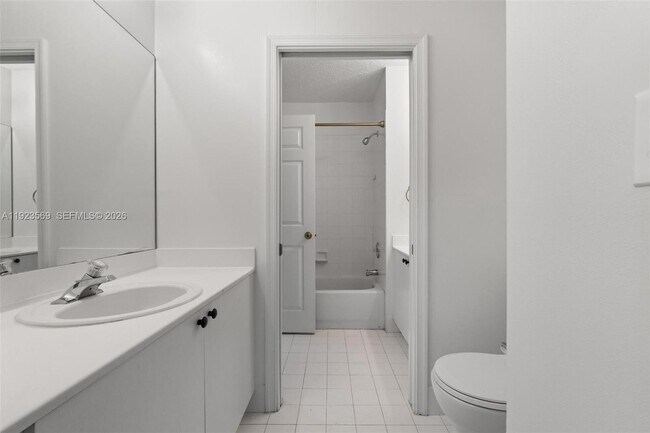 Building Photo - 390 City View Dr