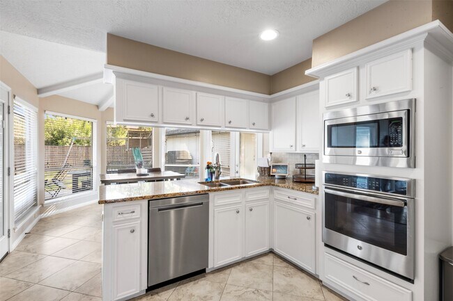 Building Photo - 1018 Trowbridge Dr