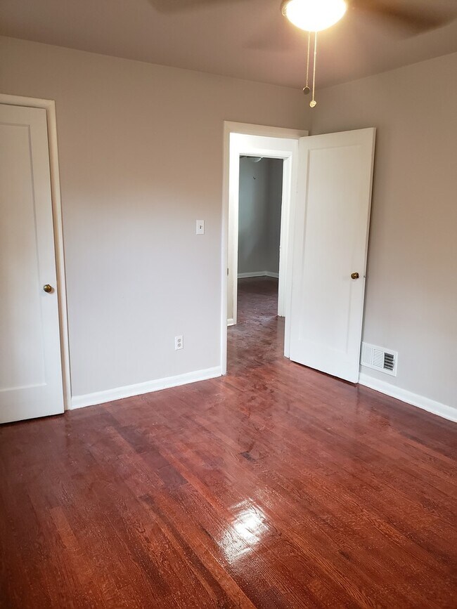 Building Photo - Cute 3 bedroom duplex FOR RENT on Uintah St.
