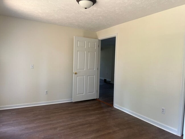 Building Photo - Very Nice 4 bedroom near Tri Cities Airpor...