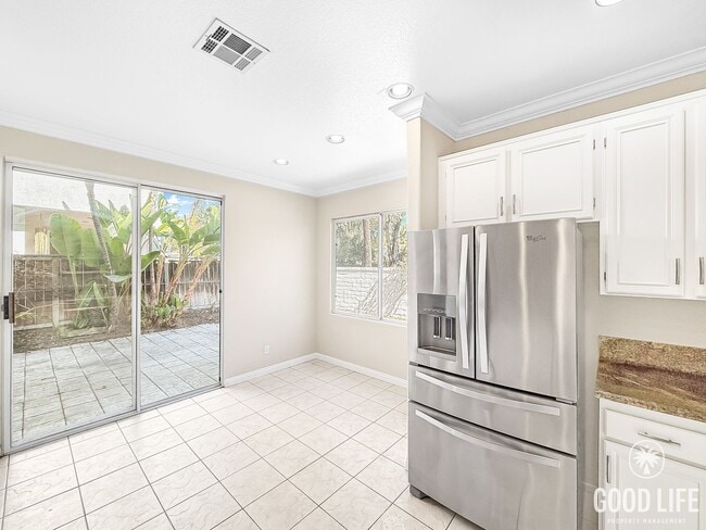 Building Photo - Modern 3-Bedroom Home with Backyard, Beaut...