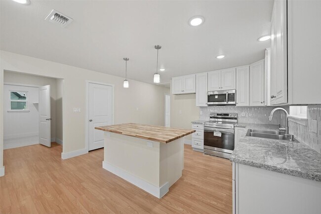 Building Photo - 825 W Walker St