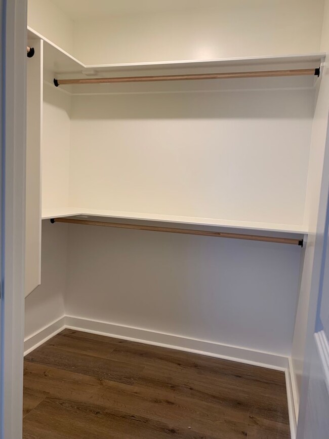 Building Photo - 2 Bed/1 Bath: Walk to International Studie...