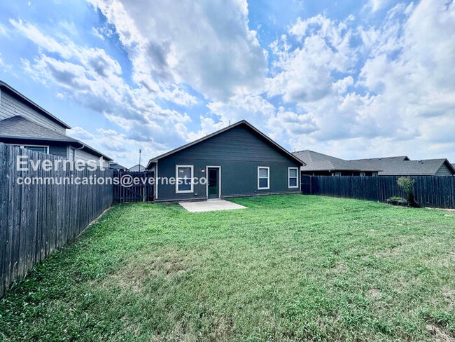Building Photo - 3 Bed, 2 Bath Home with Garage / Pet-Friendly / Available Now!