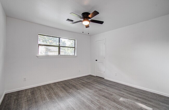 Building Photo - 816 Glen Hollow Dr