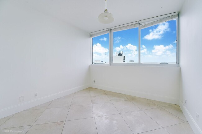 Building Photo - Spacious 3-Bedroom Bayfront Residence in North Bay Village