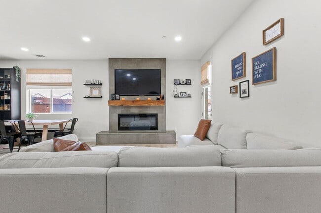 Building Photo - 4463 Manzanita St