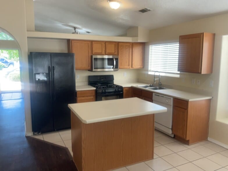 Building Photo - 10400 Calle Chulita NW