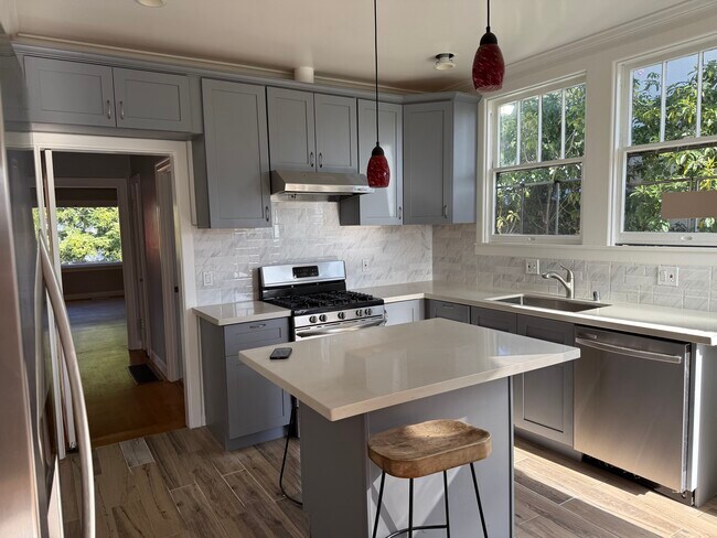 Building Photo - 102 Oakmont Ave