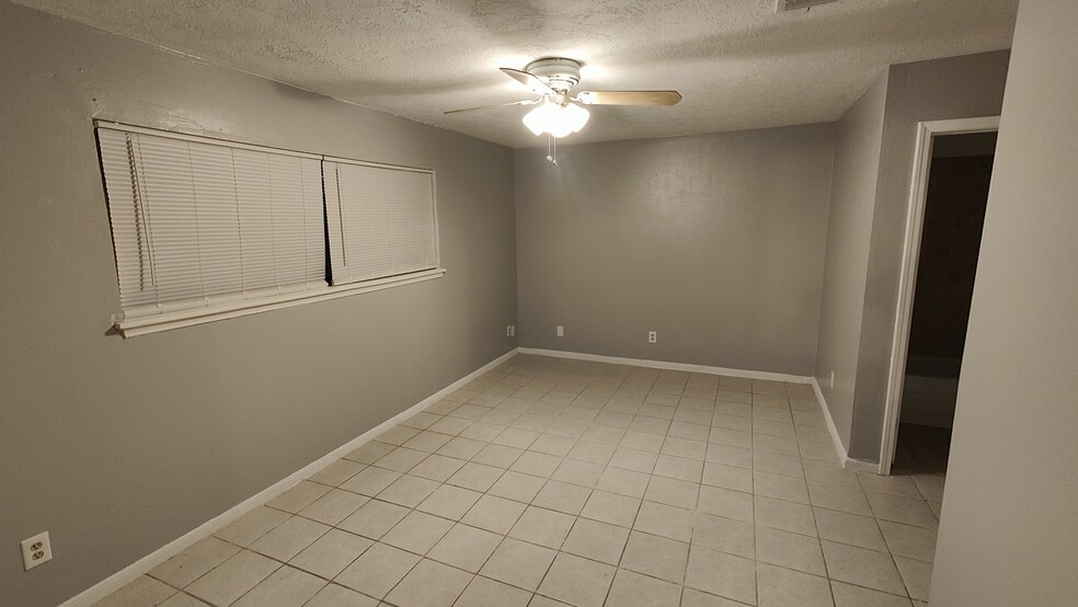 Building Photo - 2203 Smoke Rock Dr