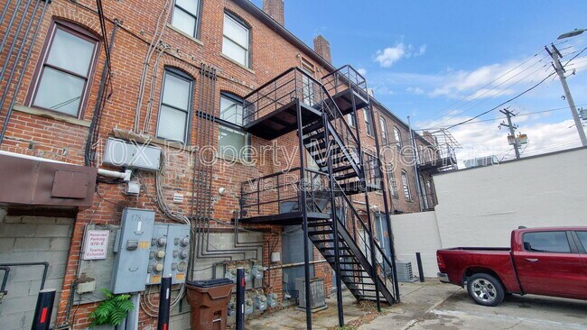 Building Photo - 978 N High St