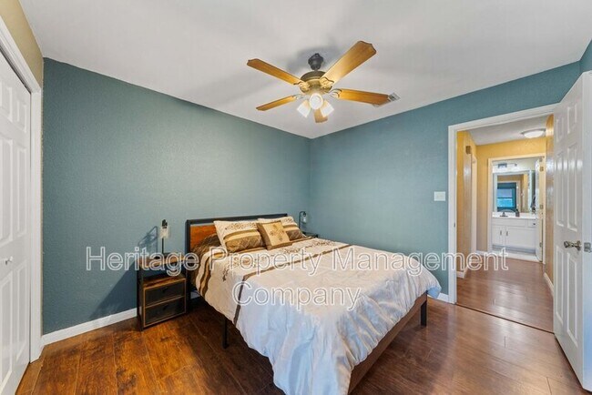 Building Photo - 1174 Mooncrest Dr