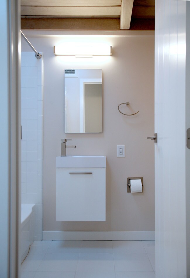 Building Photo - 278 Monroe Dr